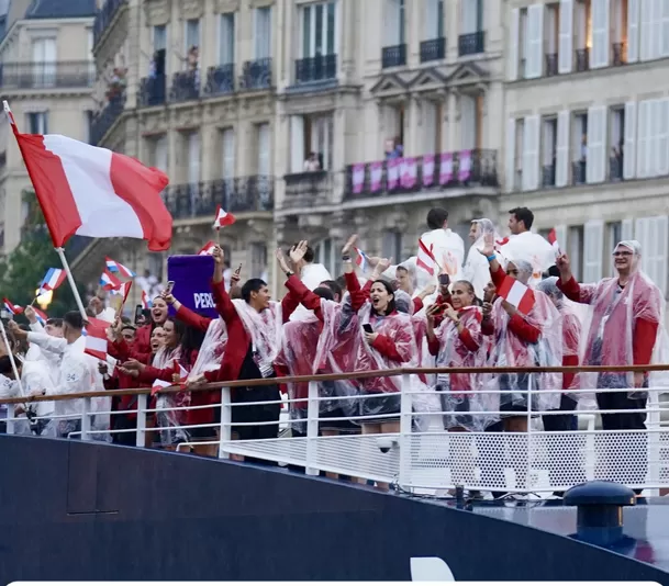 El Team Perú realizó su presentación por el río Sena en la inauguración de los Juegos Olímpicos París 2024.