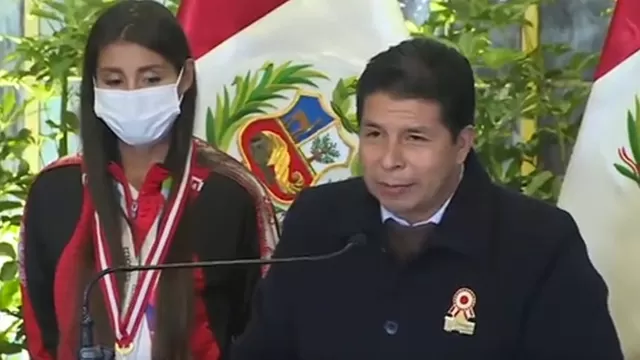 Pedro Castillo condecoró a Kimberly García en Palacio de Gobierno. | Video: Canal N