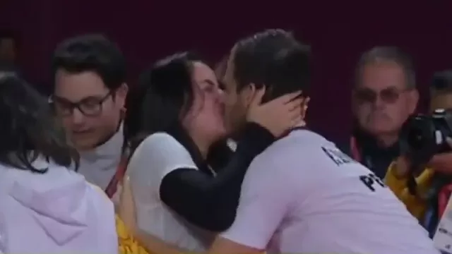 Pedro Pablo de Vinatea y el romántico beso con su novia tras ganar el oro en Para bádminton