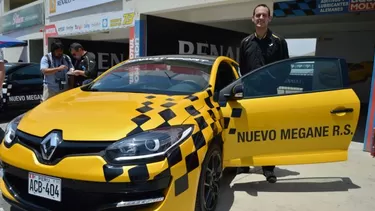 Piloto franc&amp;eacute;s Greg Lebreton, junto al Megane R.S.