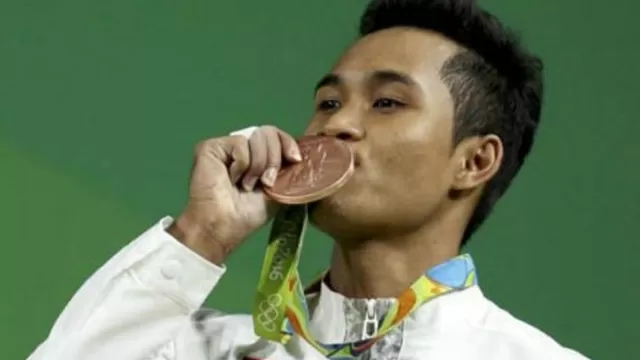 Río 2016: pesista tailandés ganó medalla y su abuela falleció de la emoción