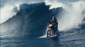 Robbie Madison surfeó con su motocicleta en las playas de Tahití