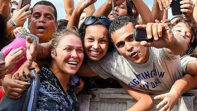 Ronda Rousey acabó sorprendida por fan previo a su lucha en UFC 190