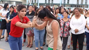 Selección peruana de lucha libre brindó taller de defensa personal a mujeres chalacas.