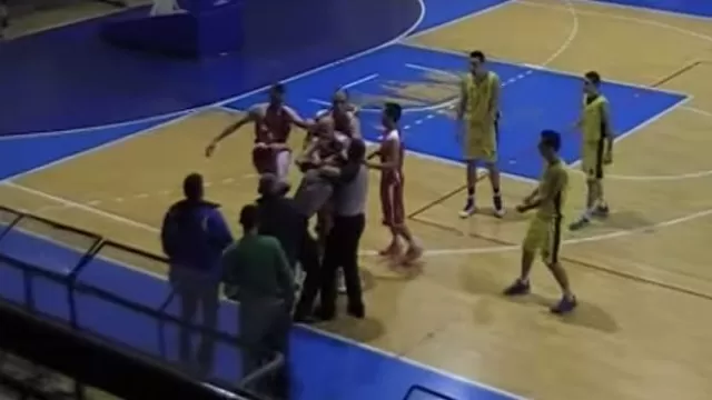 Serbia: basquetbolista junior agredió brutalmente al árbitro