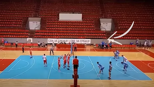Serbia: DT le propinó violenta patada a jugador en la Superliga de voleibol