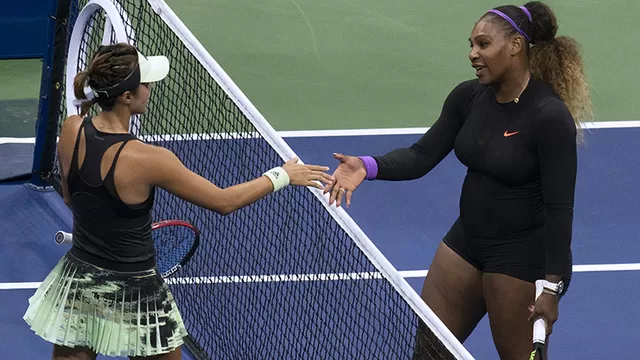 Serena saluda a Wang Qiang tras su victoria. | Foto: AFP