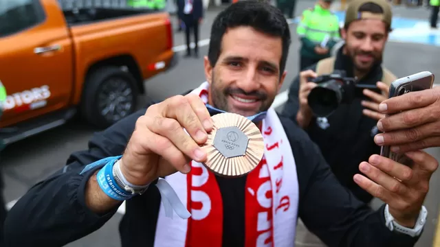 Stefano Peschiera recibió el cariño de la gente, se tomó selfies, firmó autógrafos y atendió a la prensa. | Video: América DEportes.