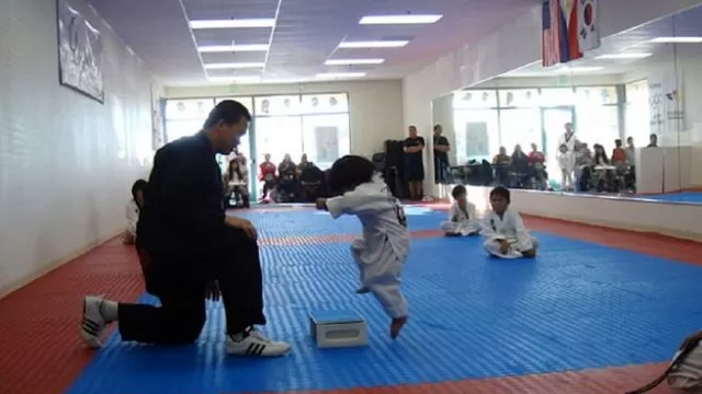 Taekwondo: la tierna manera de un niño de romper una tabla