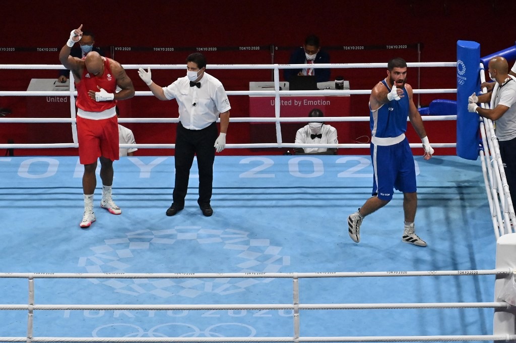 Boxeador francés Mourad Aliev se sentó en el ring olímpico para protestar | Foto: AFP.