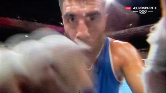Boxeador francés Mourad Aliev se sentó en el ring olímpico para protestar | Foto: Captura Eurosport.