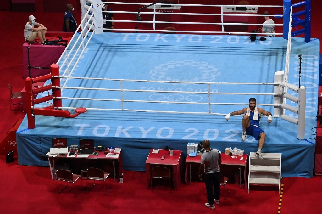 Boxeador francés Mourad Aliev se sentó en el ring olímpico para protestar | Foto: AFP.