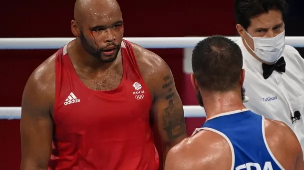 Boxeador francés Mourad Aliev se sentó en el ring olímpico para protestar | Foto: AFP.