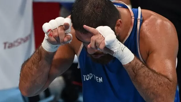 Boxeador francés Mourad Aliev se sentó en el ring olímpico para protestar | Foto: AFP.