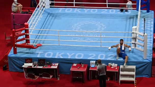 Boxeador francés Mourad Aliev se sentó en el ring olímpico para protestar | Foto: AFP.