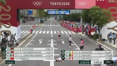 Nuestro compatriota perdió posiciones del kilómetros 35 al 40 de la maratón olímpica. | Foto: Captura.