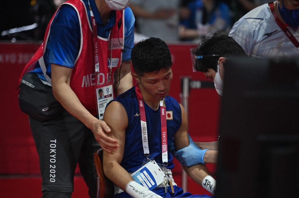 Japonés Ryomei Tanaka terminó en silla de ruedas tras ganar su pelea de boxeo | Foto: AFP.
