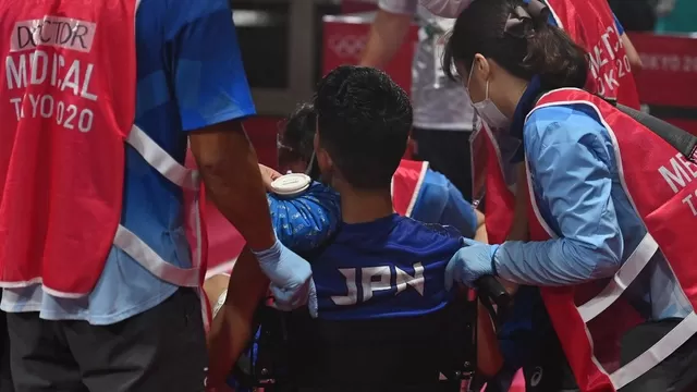 Ryomei Tanaka se fue en silla de ruedas | Video: Twitter  @juandiosorio7.