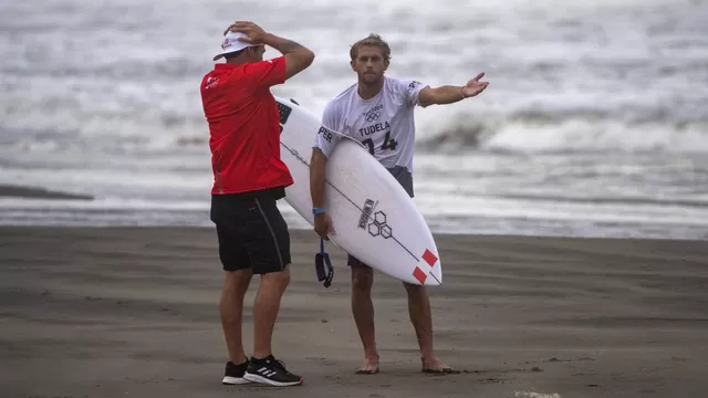 Miguel Tudela, surfista peruano de 26 años. | Foto: AFP/Video: América Televisión