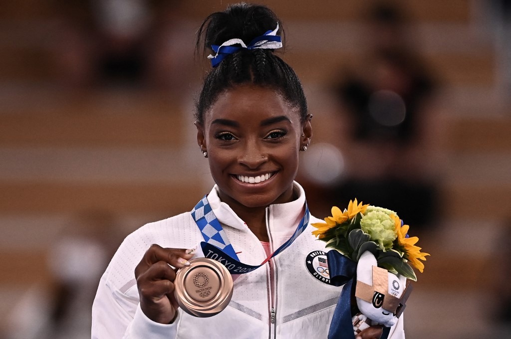 Simone Biles regresó a la competencia y ganó el bronce en la barra de equilibrio | Foto: AFP.