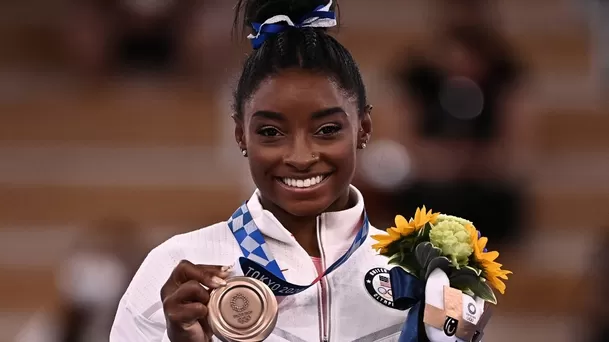 Simone Biles regresó a la competencia y ganó el bronce en la barra de equilibrio | Foto: AFP.