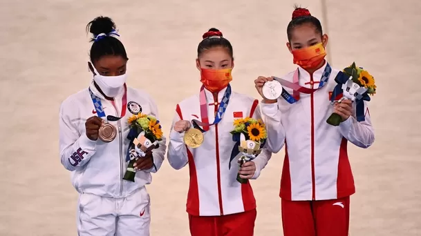 Simone Biles regresó a la competencia y ganó el bronce en la barra de equilibrio | Foto: AFP.