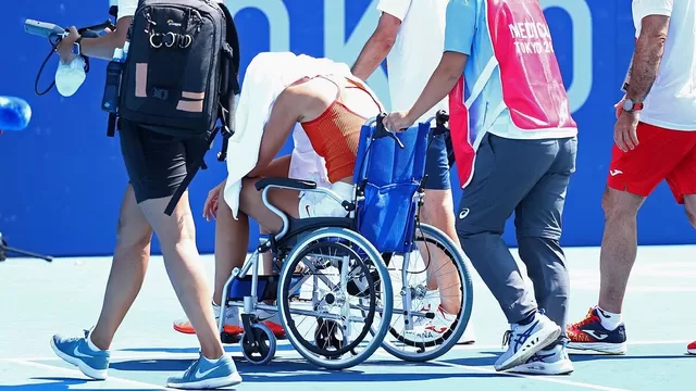 Tokio 2020: Tenista Paula Badosa se retiró en silla de ruedas por golpe de calor 