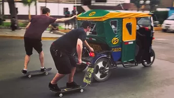 Tony Hawk estuvo de visita en Lima y así se divirtió con un mototaxi