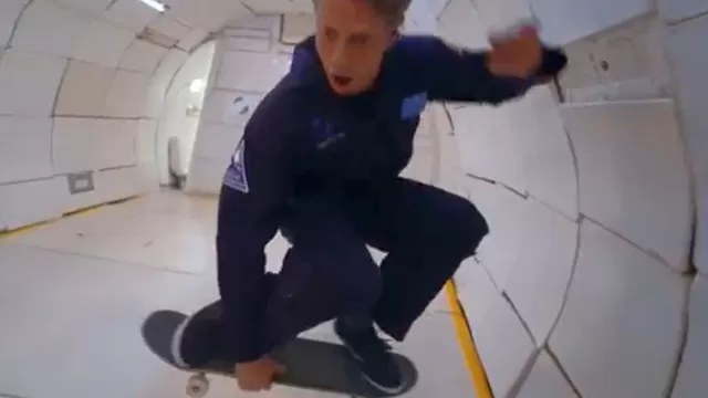 Tony Hawk sorprende con espectaculares trucos de skate en gravedad cero