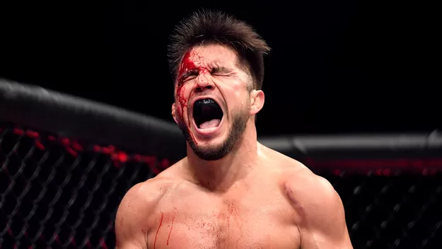 UFC retiró de sus clasificaciones al doble campeón Henry Cejudo