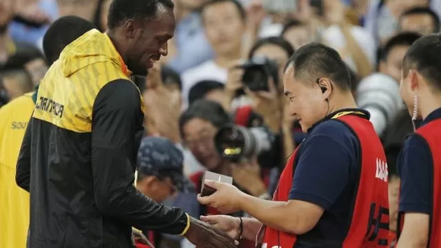 Bolt recibió un amuleto. (AFP)