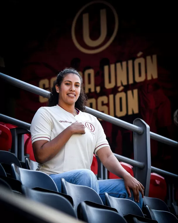 Karla Ortíz posó con la camiseta de Universitario / Foto: Universitario