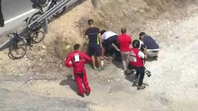 Vuelta a España: cilcista sufrió fractura expuesta en brutal caída