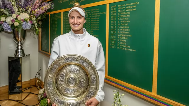 Marketa Vondrousova se llevó el trofeo tras vencer a Ons Jabeur por dos sets a cero. Foto: Wimbledon