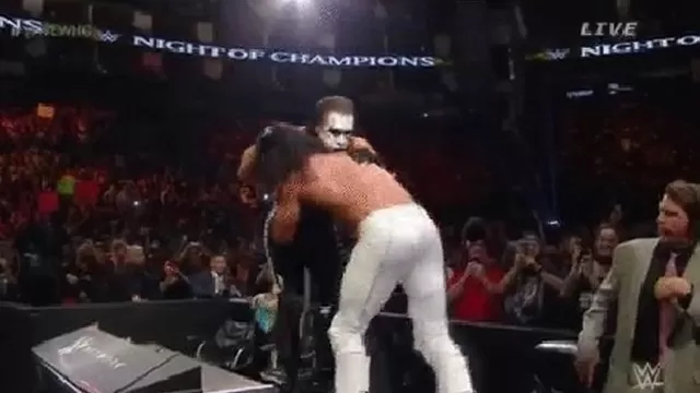 WWE: así castigó Seth Rollins a Sting contra una mesa de transmisión