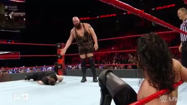 WWE: Big Show regresó para enfrentar a Rollins y terminó castigando a Owens