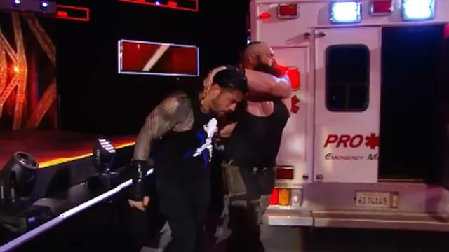 WWE: Braun Strowman encerró a Roman Reigns en una ambulancia