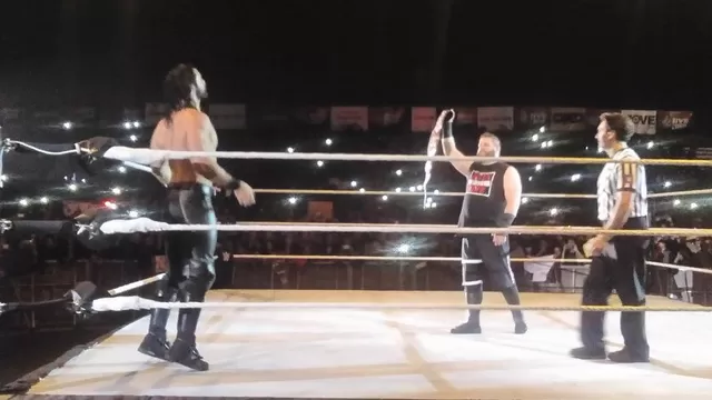 WWE en Lima: Kevin Owens imitó a The Rock en Lima ante Seth Rollins