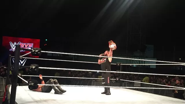 WWE en Lima: Seth Rollins venció a Kevin Owens pero no le quitó título