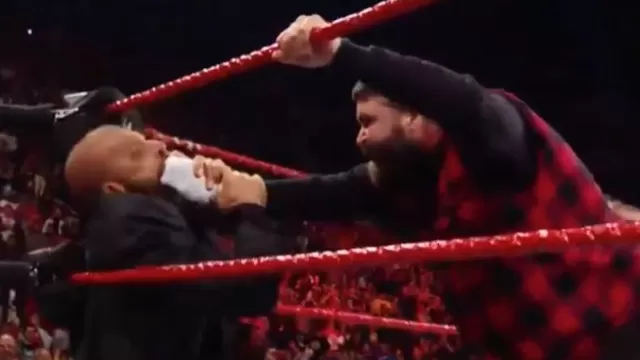 Aquí revive el ataque (Video: WWE).