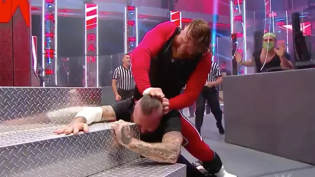 WWE RAW: Murphy repitió brutal agresión al ojo de Seth Rollins a Rey Mysterio