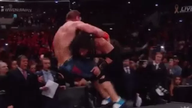WWE No Mercy: Roman Reigns destrozó una mesa al aplicarle lanza a John Cena