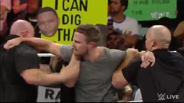 WWE: ¿por qué la seguridad sacó del ring a actor de la serie 'Arrow'?