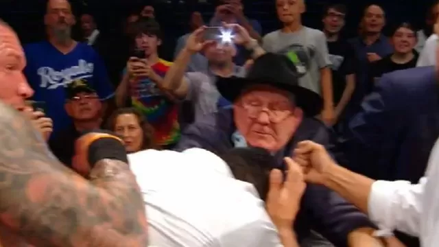 WWE: Randy Orton destruyó a los hermanos Singh al defender a su padre