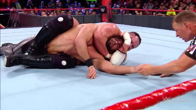 WWE: RAW cerró con Bray Wyatt y Samoa Joe dominando a Rollins y Reigns