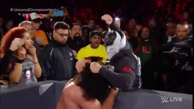 WWE: Rollins intentó quitarle el título universal a Owens pero esto pasó