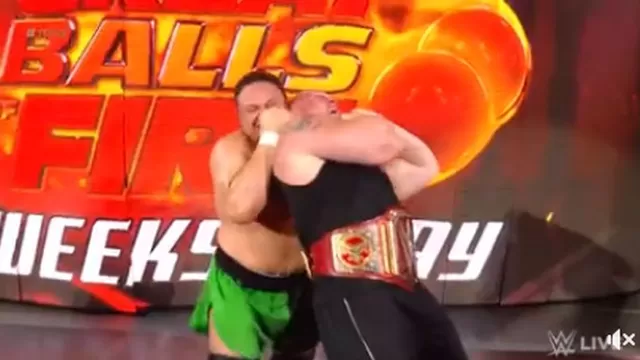 WWE: Samoa Joe aplicó el Coquina Clutch y casi duerme a Brock Lesnar 