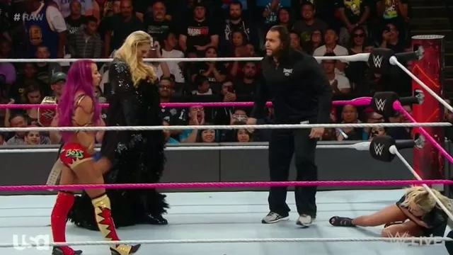 WWE: Sasha Banks y Charlotte atacaron a Rusev y Lana en inicio de RAW