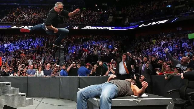 WWE: Shane McMahon le aplicó un codazo biónico a AJ Style en SmackDown