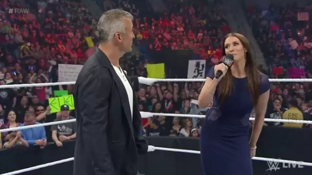 WWE: Shane volvió a RAW y echó del ring a su hermana Stephanie McMahon